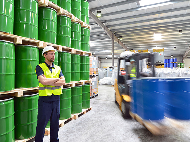 group of workers in the logistics industry work in a warehouse with chemicalsun groupe de travailleurs du secteur de la logistique travaille dans un entrepôt contenant des produits chimiques